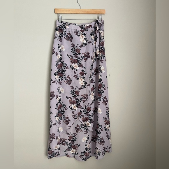 Charlotte Russe Dresses & Skirts - Charlotte Russe Medium Lavender Floral Skirt